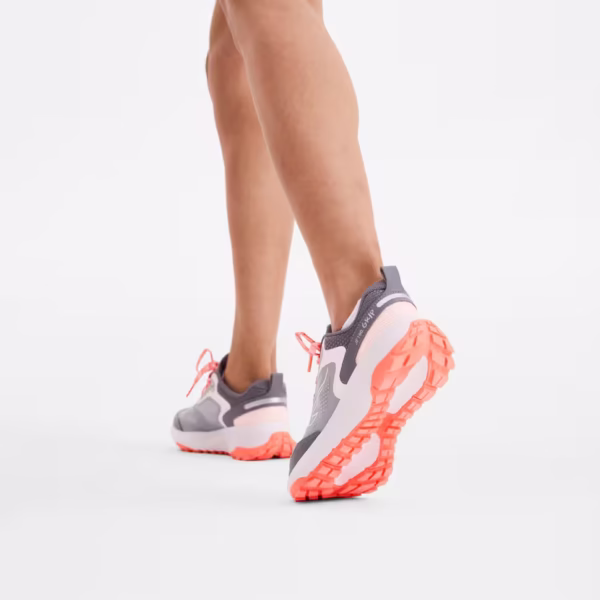 کفش دویدن زنانه کالنجی مدل Kiprun JF190 Grip – طوسی/صورتی