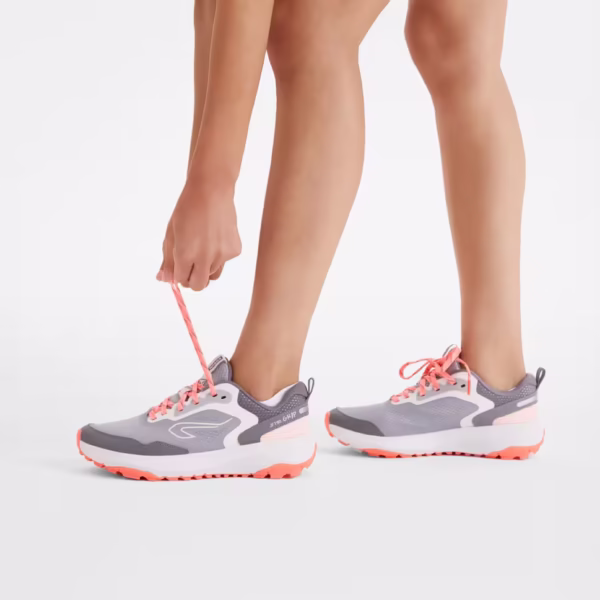 کفش دویدن زنانه کالنجی مدل Kiprun JF190 Grip – طوسی/صورتی