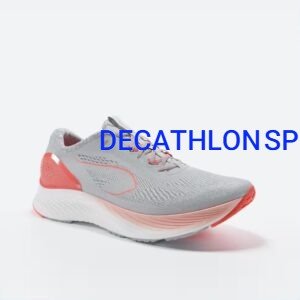 کفش دویدن زنانه Kiprun KS 500 2 – طوسی و مرجانی – برند KIPRUN